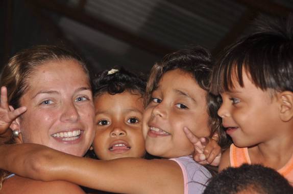 Festa com as crianças no Bar do Martins, na Ilha de Lençóis, nas Reentrâncias Maranhenses - MA